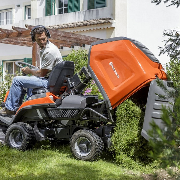 Райдер Husqvarna RС320Ts AWD с травосборником Райдер Husqvarna RС320Ts AWD с травосборником