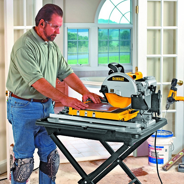 Плиткорез электрический DeWalt D24000 Плиткорез электрический DeWalt D24000